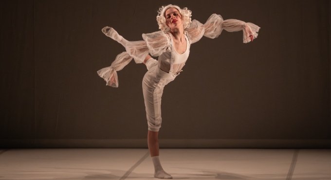 GLÒRIA: AN EASY AND FUNNY WORK